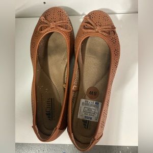 Cliffs by WHITE MOUNTAIN brown eyelet flats